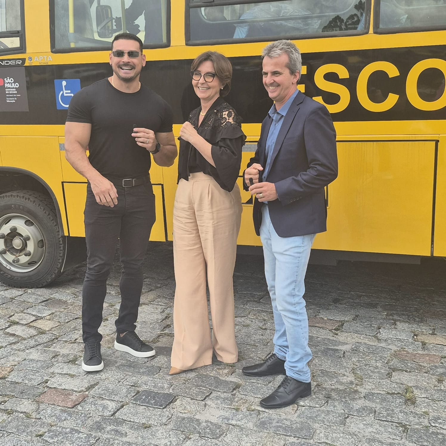 Imagem do conteúdo: Valmir Sanches ( União) e Prefeita Cristina Saad (União) realizam retirada de ônibus destinado ao município por emenda do Deputado Estadual Felipe Franco (União)