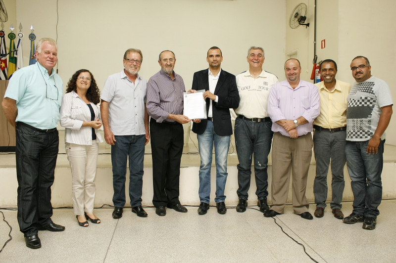 Imagem da notícia: Câmara propõe isenção de cobrança de DDD e presta homenagem à escola técnica