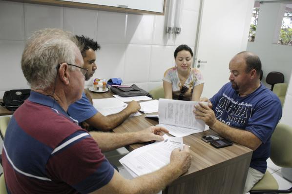 Imagem da notícia: Comissão discute pareceres