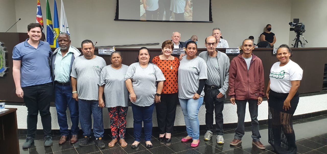 Imagem da notícia: Vereadora Neusa entrega moção de congratulações ao projeto Garimpar