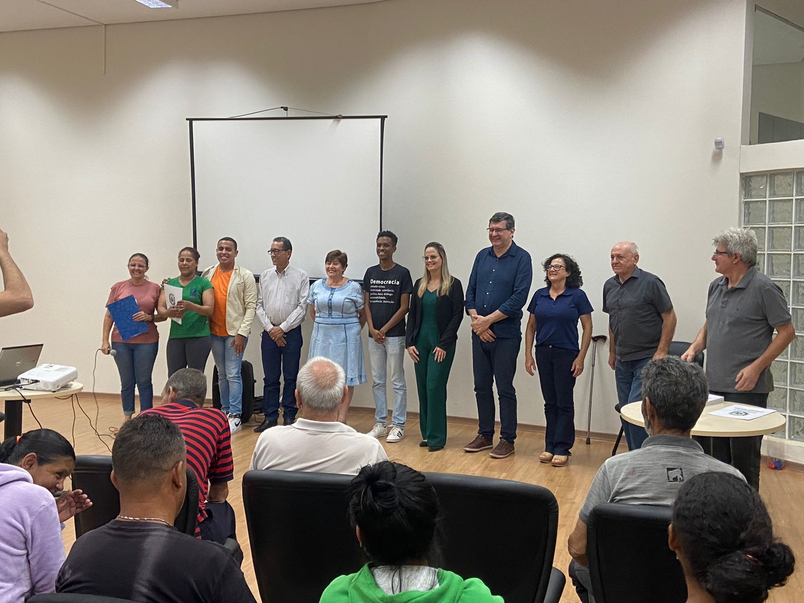 Imagem da notícia: Vereadores participam da entrega do termo de adesão do pró-moradia