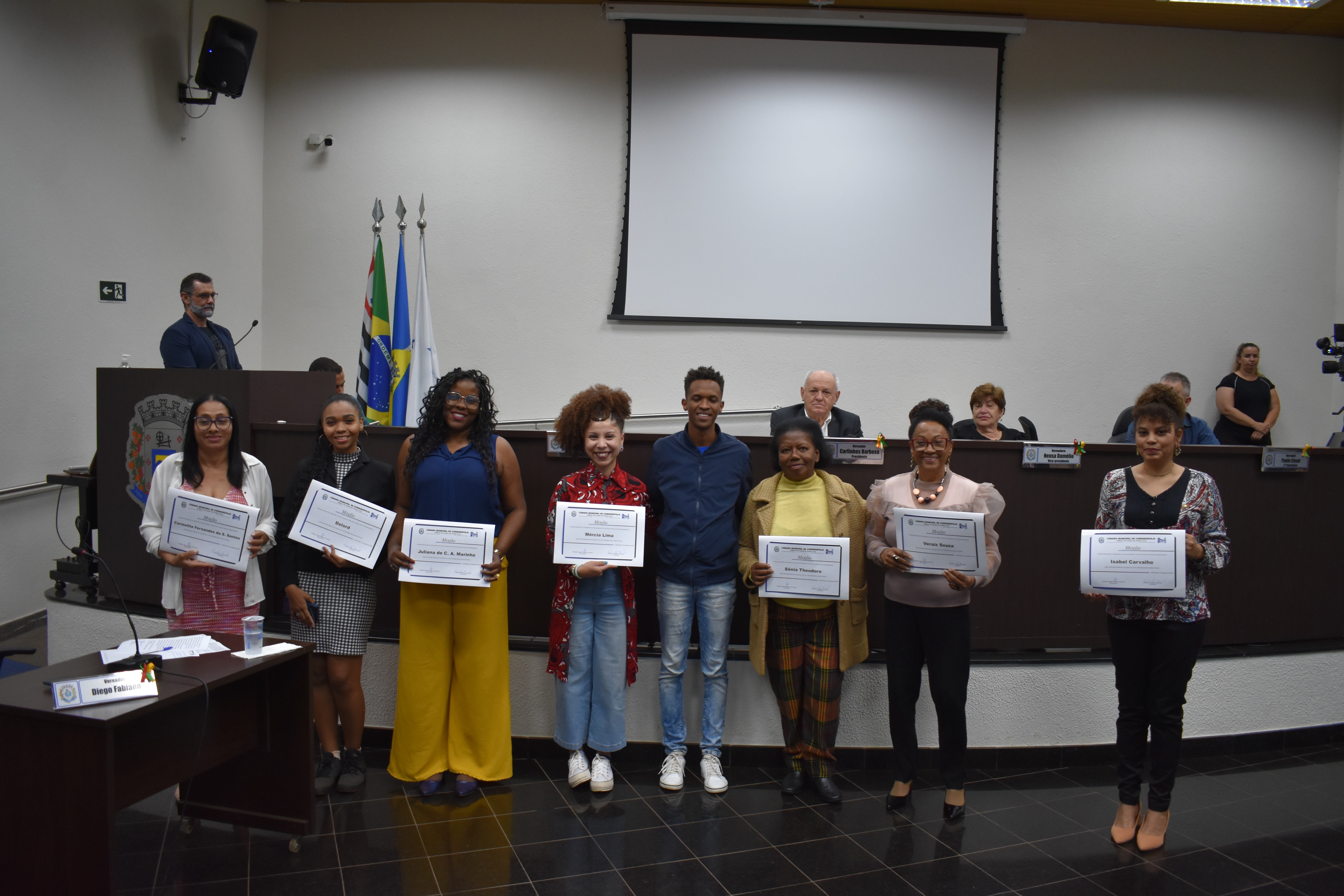 Imagem da notícia: Vereador Diego entrega Moção à autores de livro