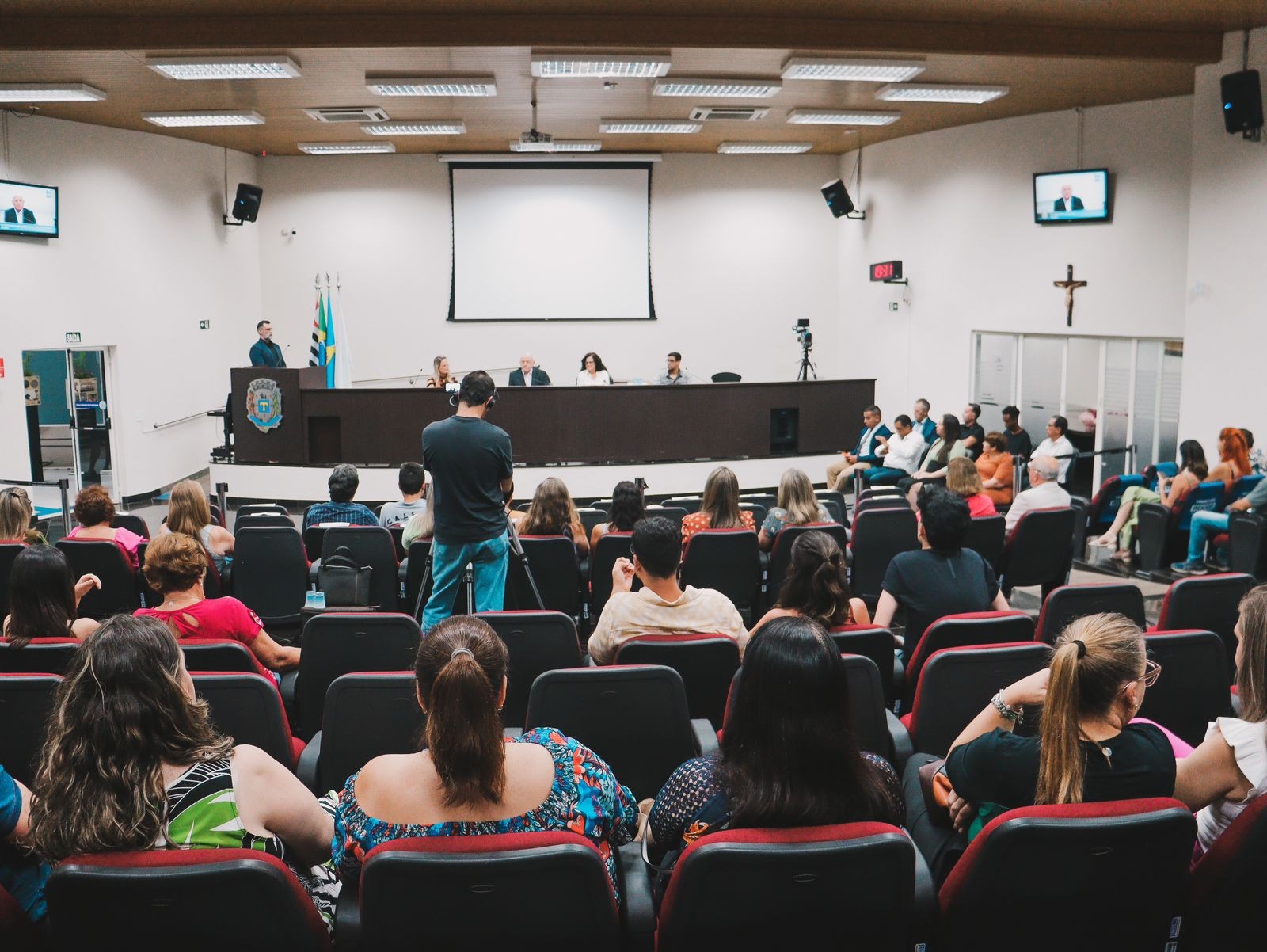 Imagem da notícia: Sessão Solene presta homenagem à Bento Lordello e professores