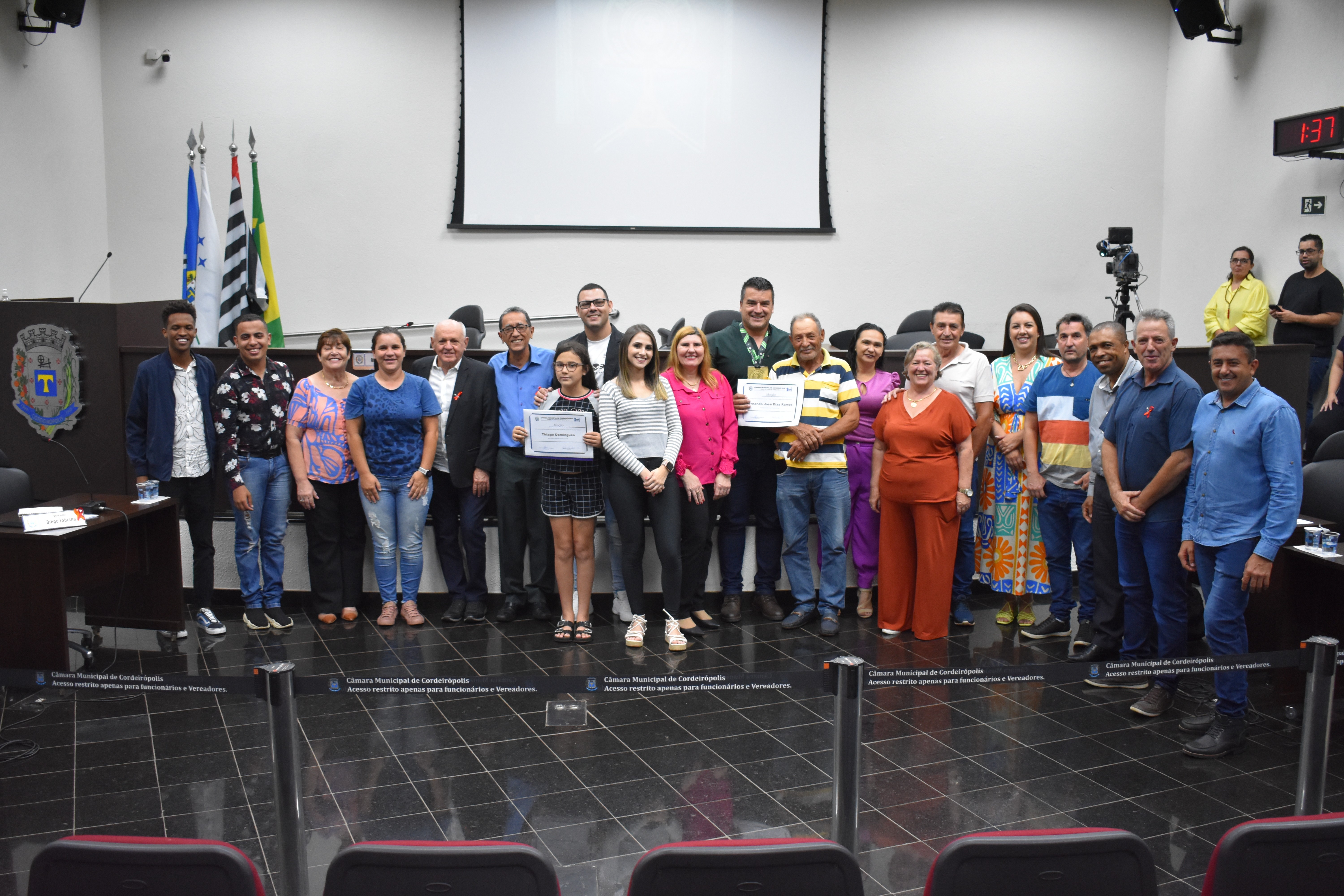 Imagem da notícia: Vereador JR entrega Moção aos campeões mundial de Jiu-Jitsu