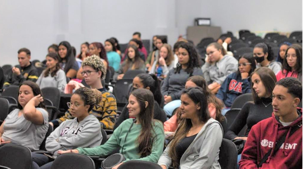 Imagem da notícia: Alunas do curso preparatório "Intensivo de Estudos" são aprovadas em universidades públicas