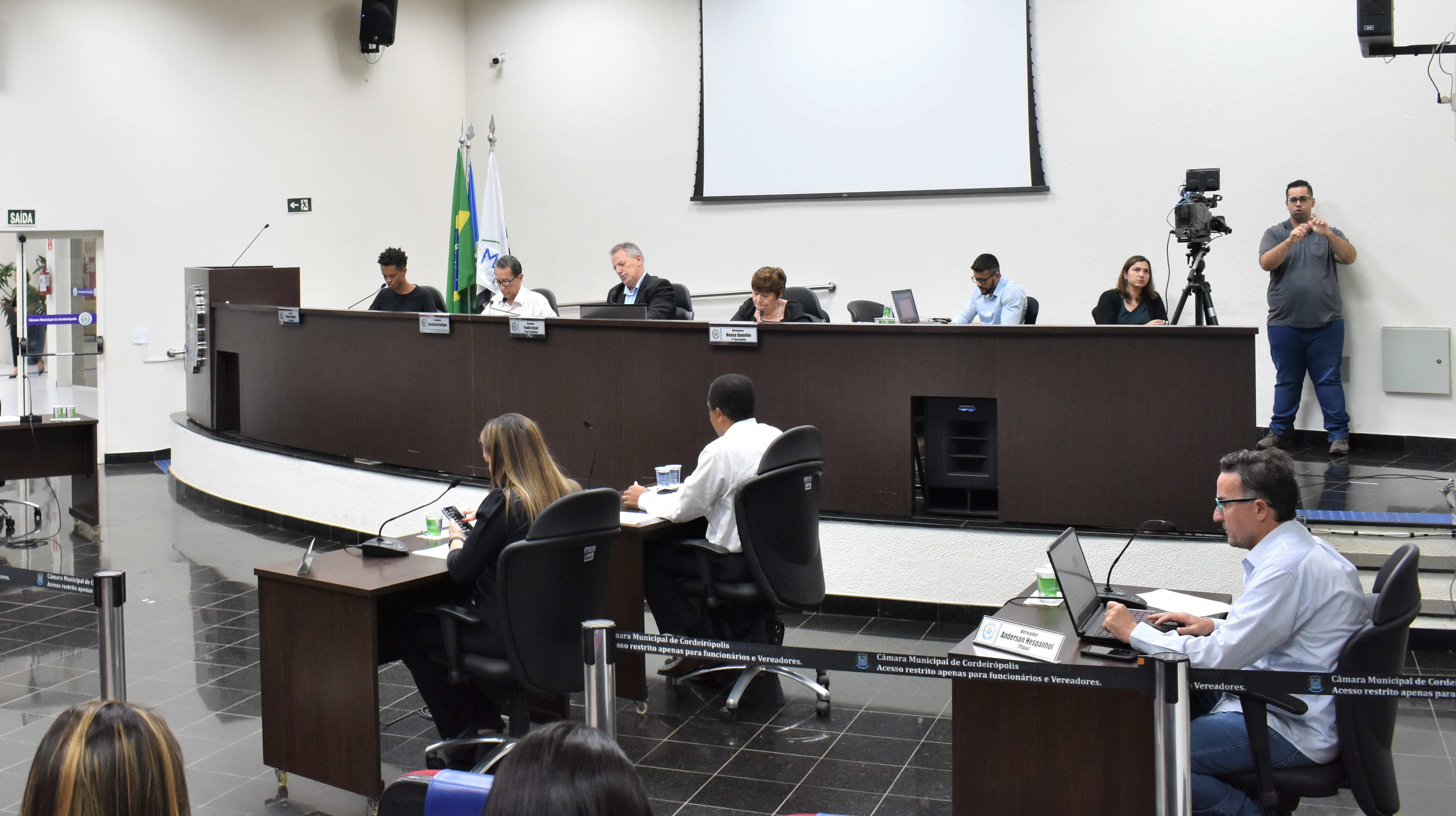 Imagem da notícia: Vereador “Pique” reivindica informações sobre a retirada de árvore e jardinagem