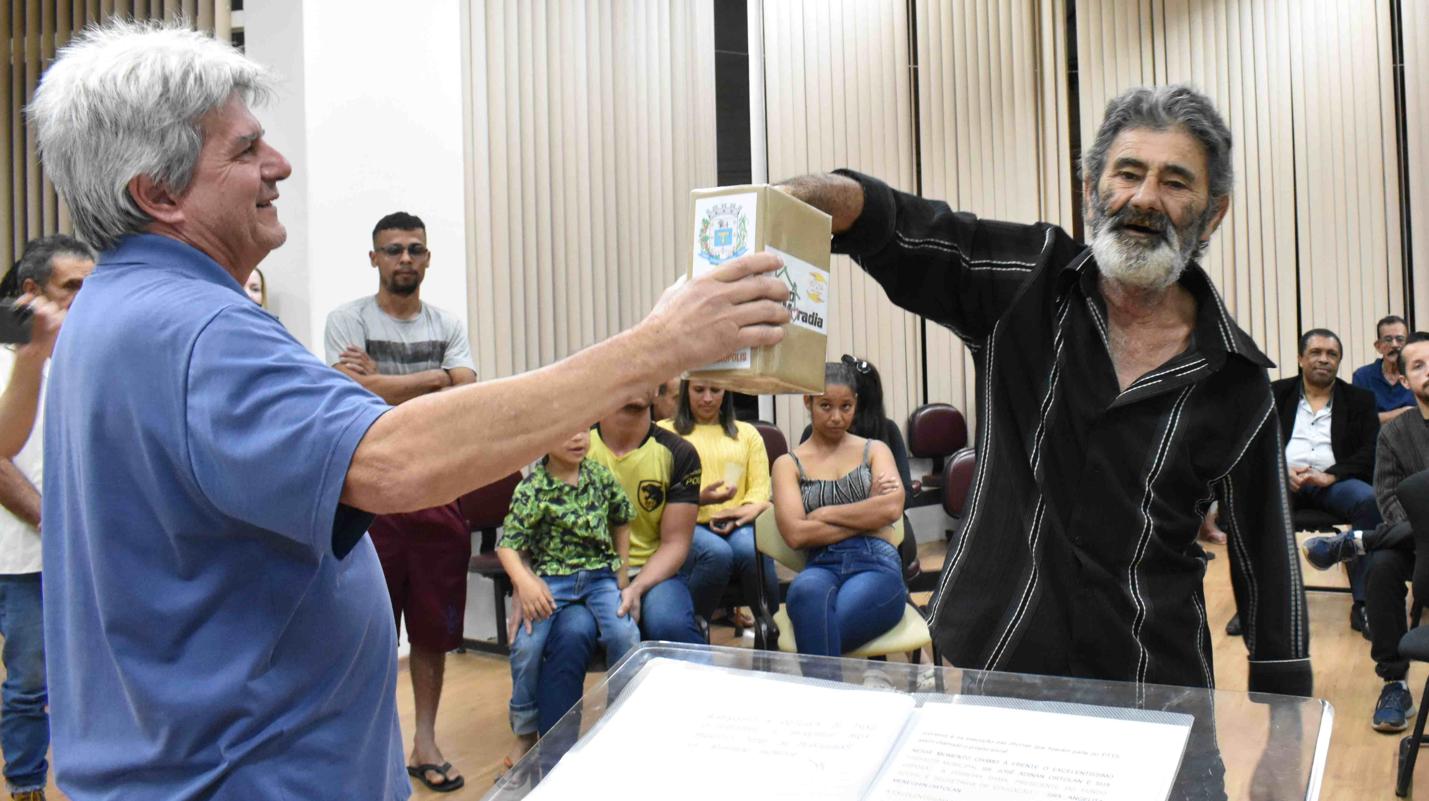 Imagem da notícia: Vereadores participam do sorteio das chaves das casas do programa Pró-Moradia
