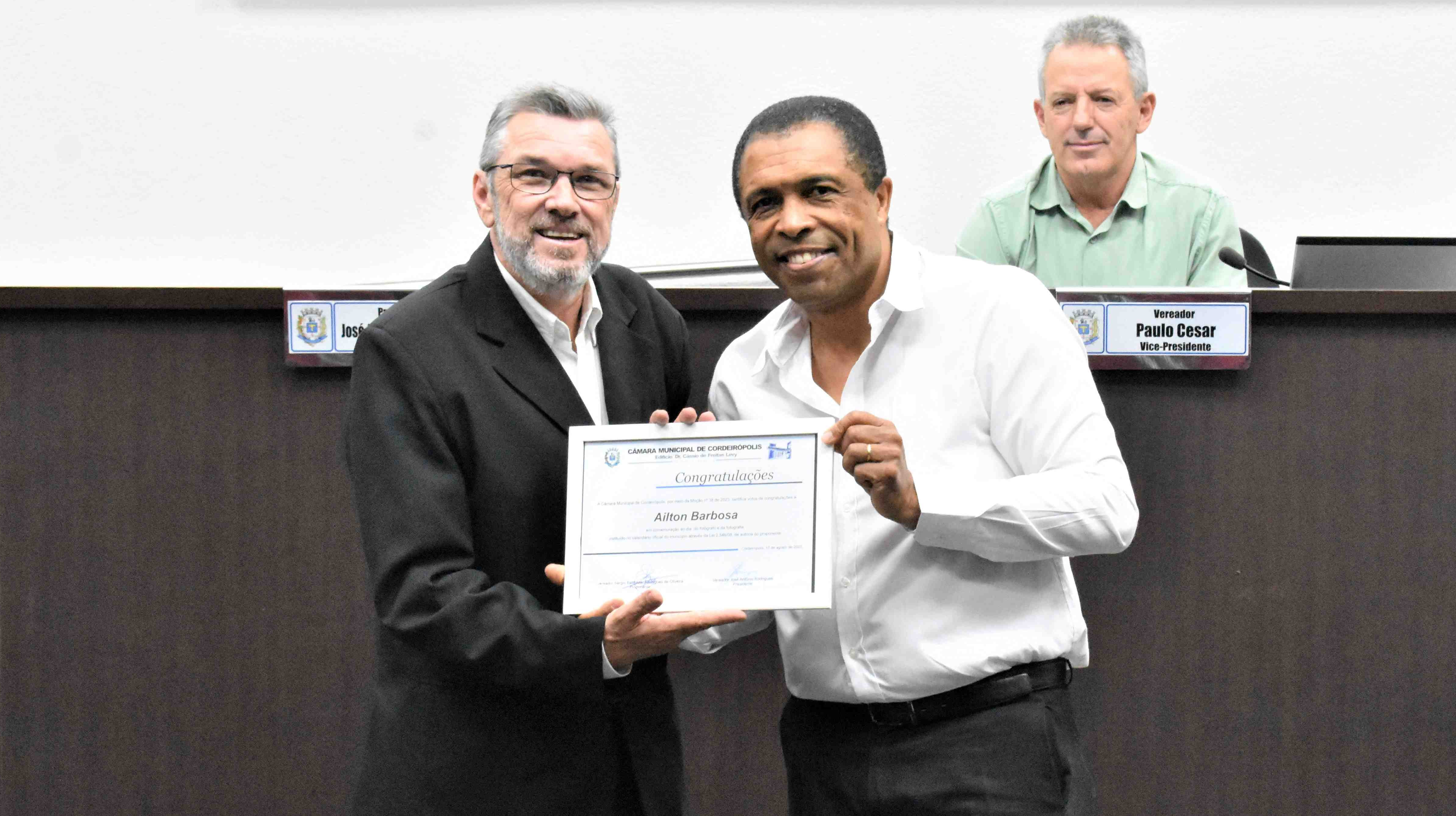 Imagem da notícia: Vereador Sérgio Balthazar homenageia o fotógrafo Ailton Barbosa pelo seu dia