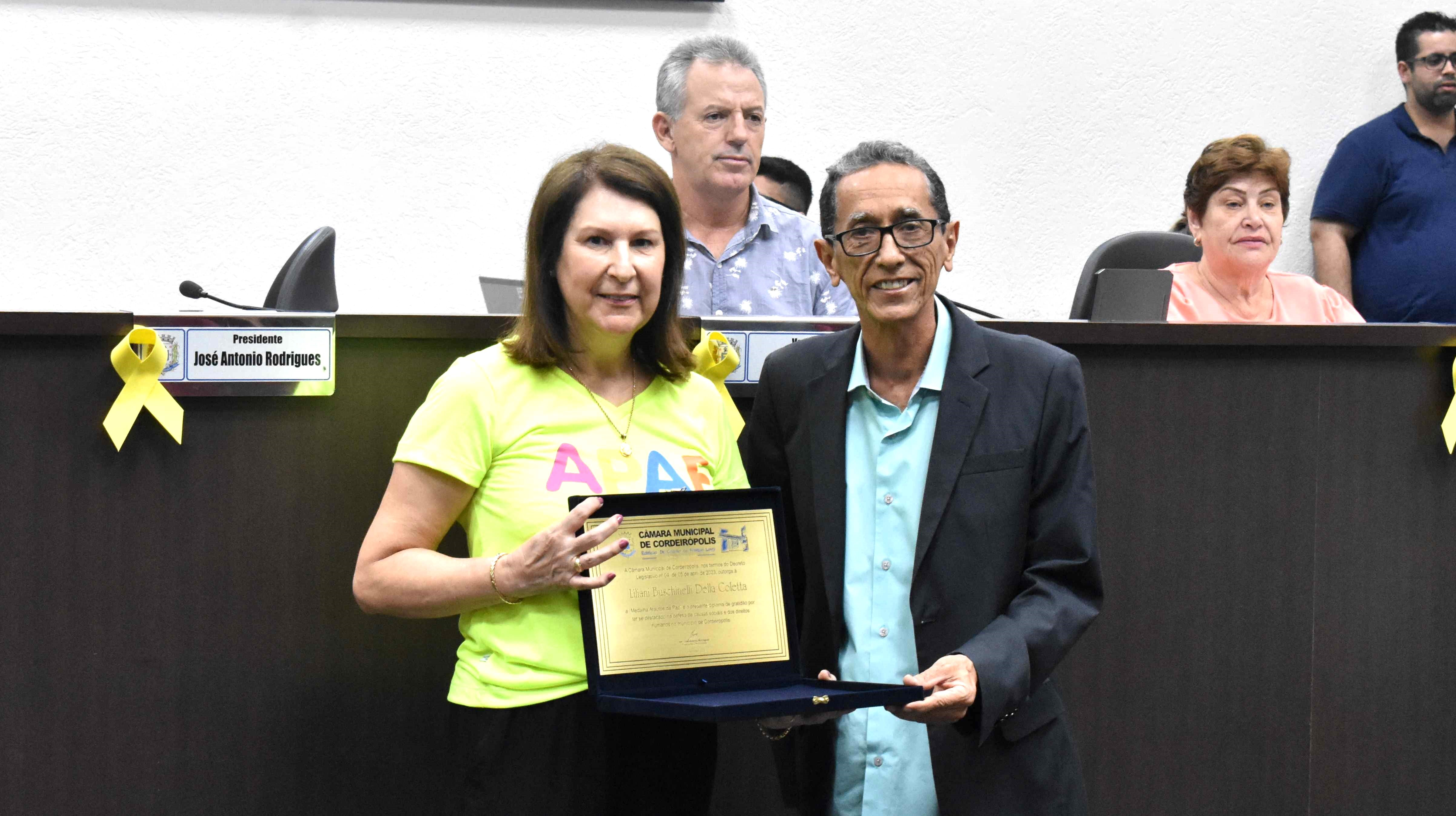 Imagem da notícia: Presidente da Casa entrega Medalha Arautos da Paz à Liliani B. Della Coletta