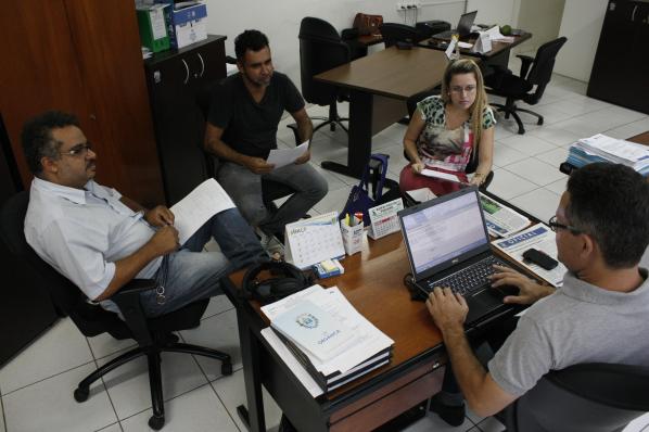 Imagem da notícia: Comissão discute pareceres