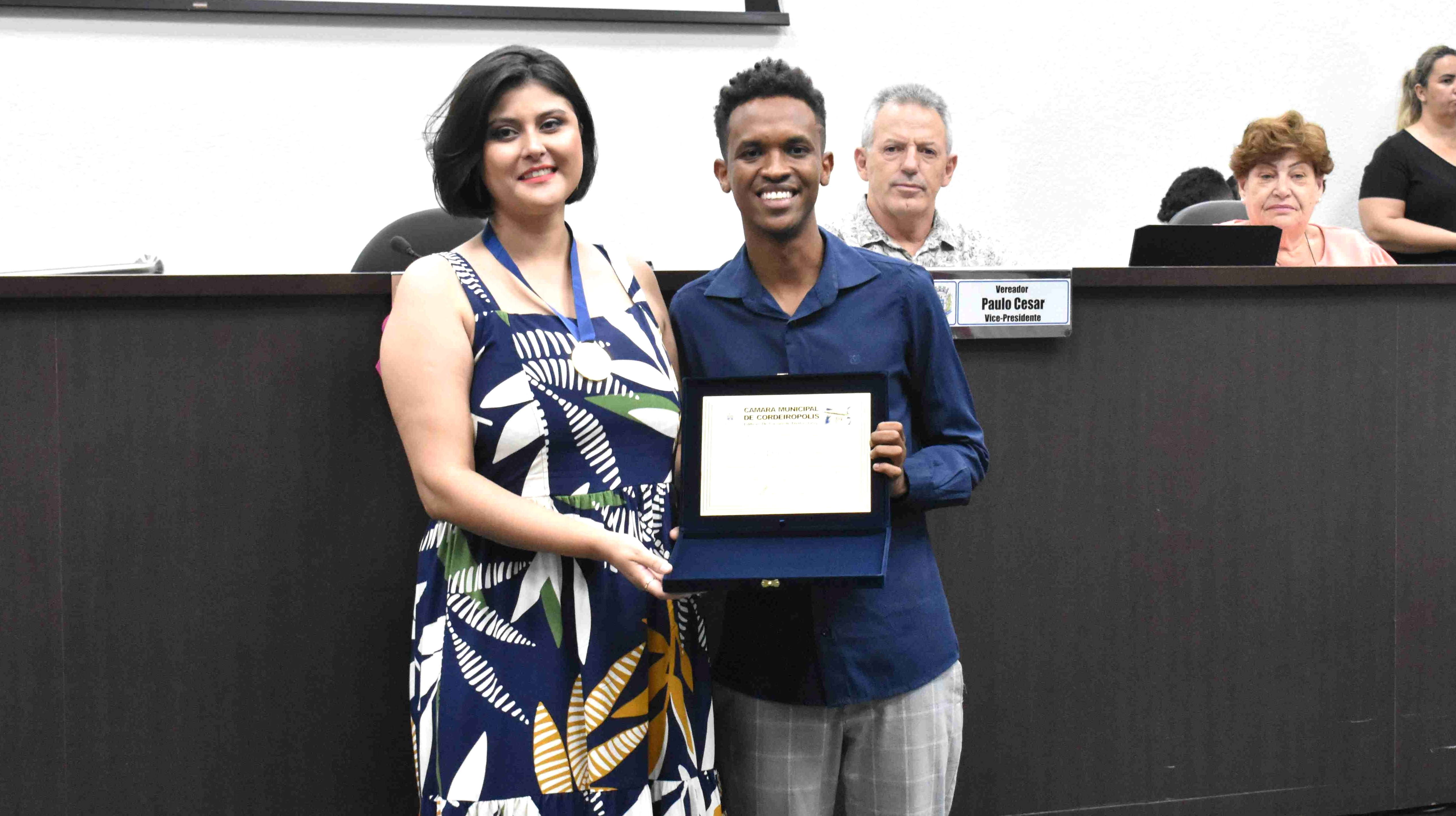 Imagem da notícia: Ver. Diego Fabiano entrega Medalha Arautos da Paz para Diene Ramalho