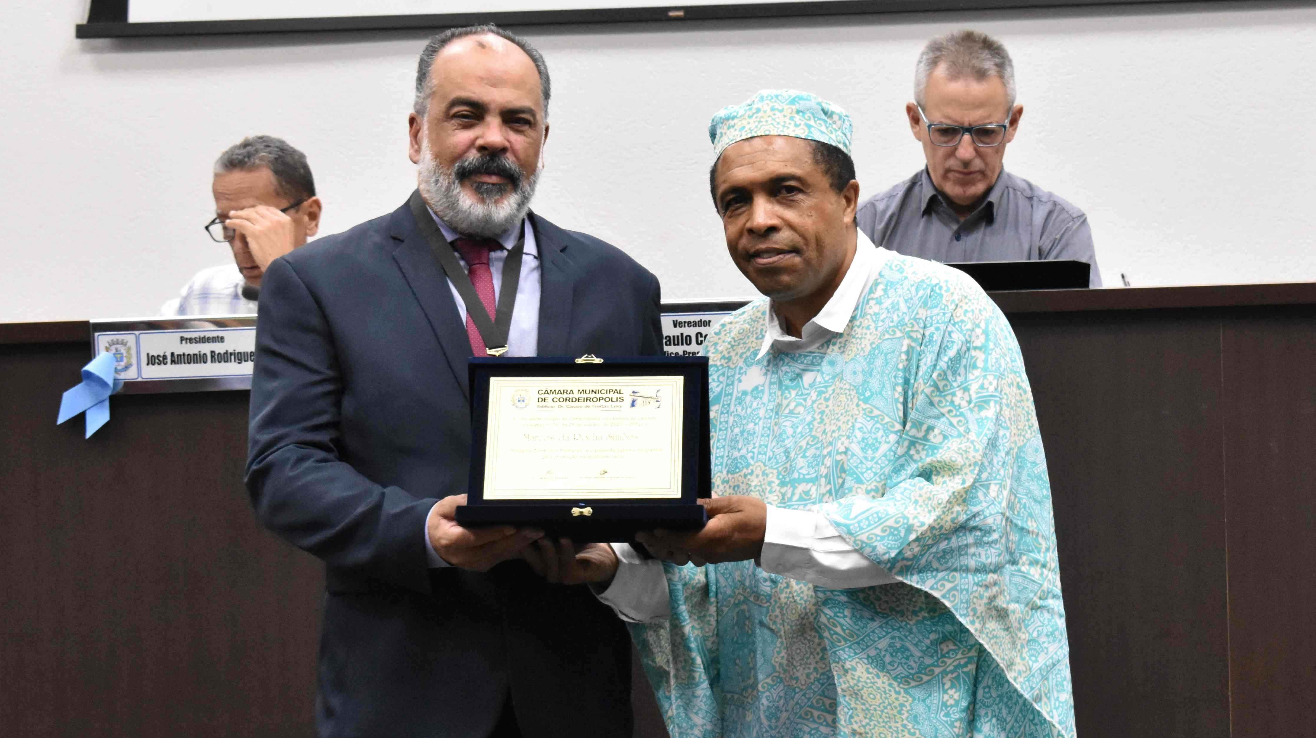 Imagem da notícia: Marcos Rocha Simões recebe medalha "Zumbi dos Palmares" do ver. Sérgio Balthazar