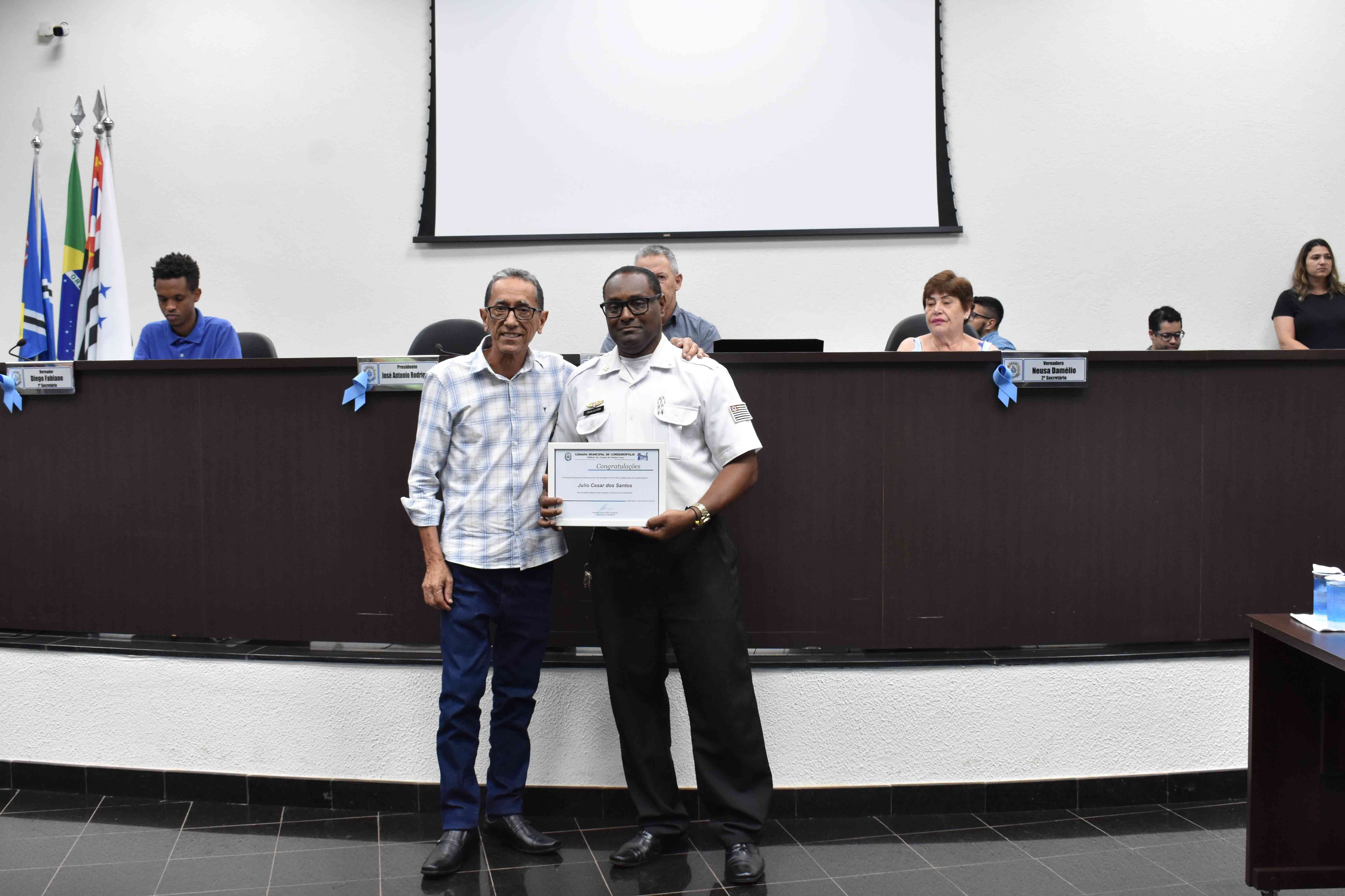 Imagem da notícia: Presidente da Câmara concede votos de congratulações ao Pastor Júlio Cesar dos Santos