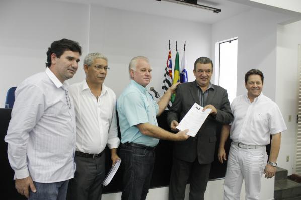 Imagem da notícia: Cordeirópolis distribui abaixo-assinado