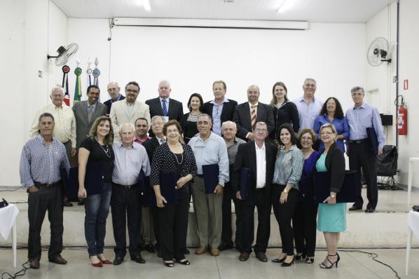 Imagem da notícia: Ex-vereadores recebem "Diploma de Gratidão"