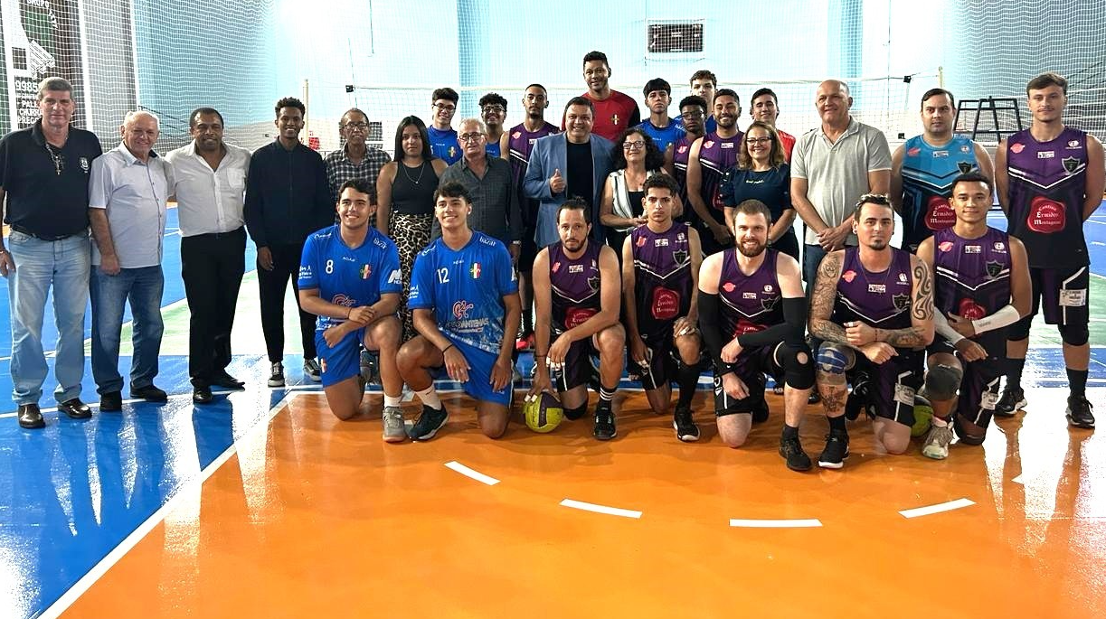 Imagem da notícia: Câmara acompanha entrega de quadras revitalizadas à população