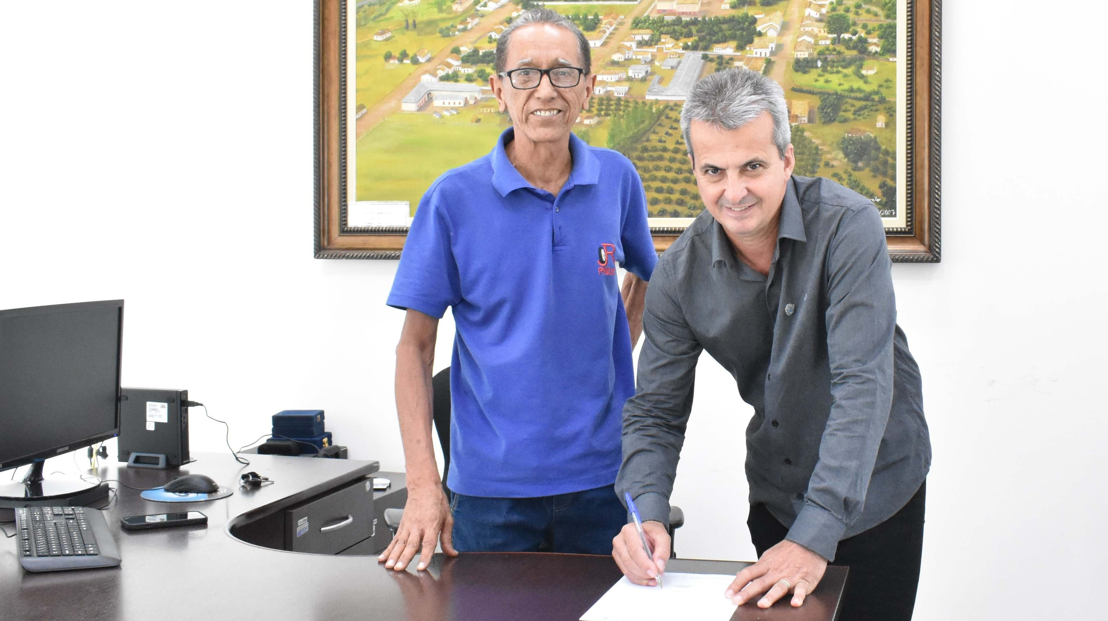 Imagem da notícia: Vereador suplente Valmir Sanches toma posse na Câmara