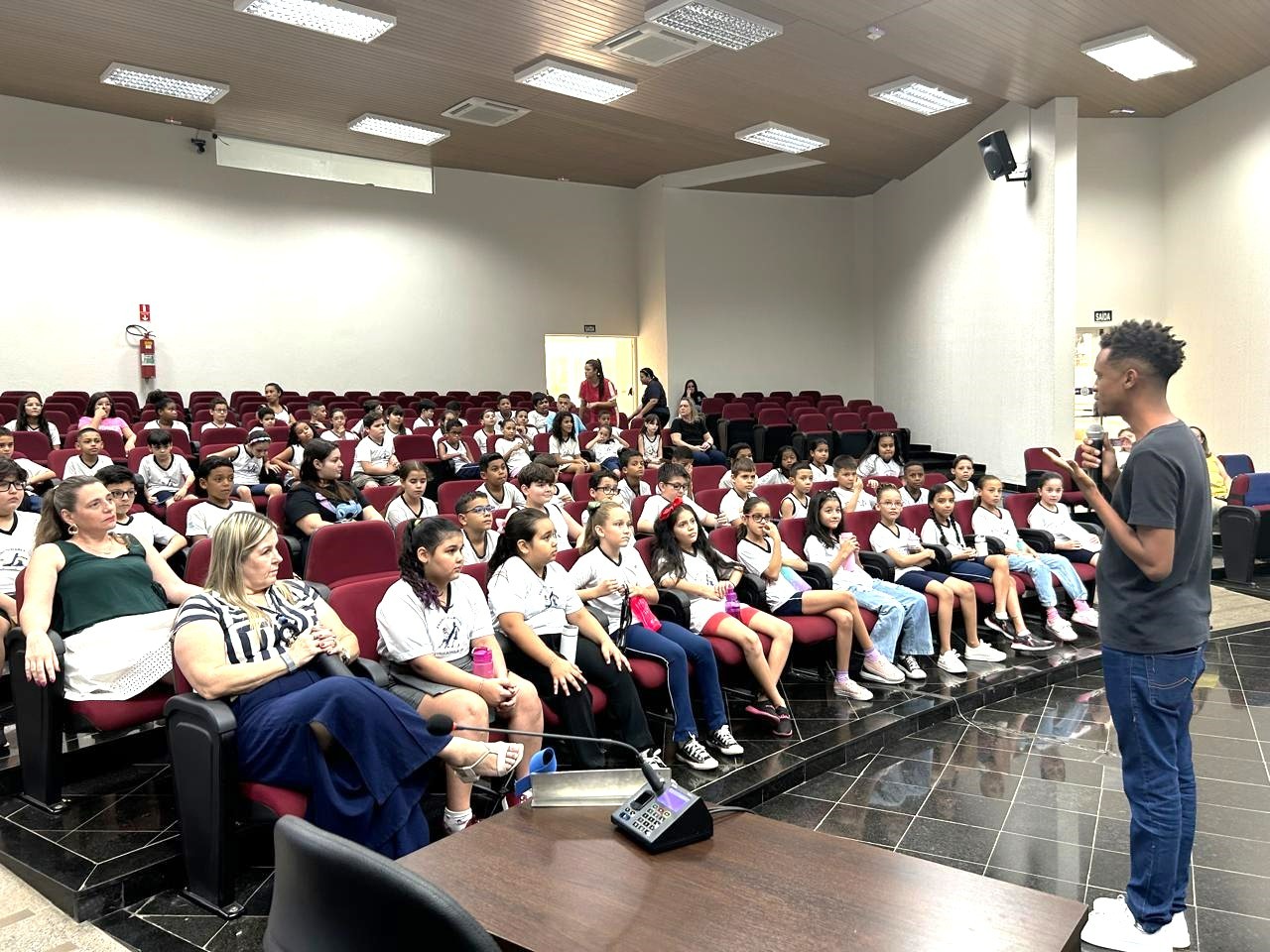 Imagem da notícia: Cápsula do tempo com expectativa dos alunos do 4º ano, marca os 75 anos da Câmara