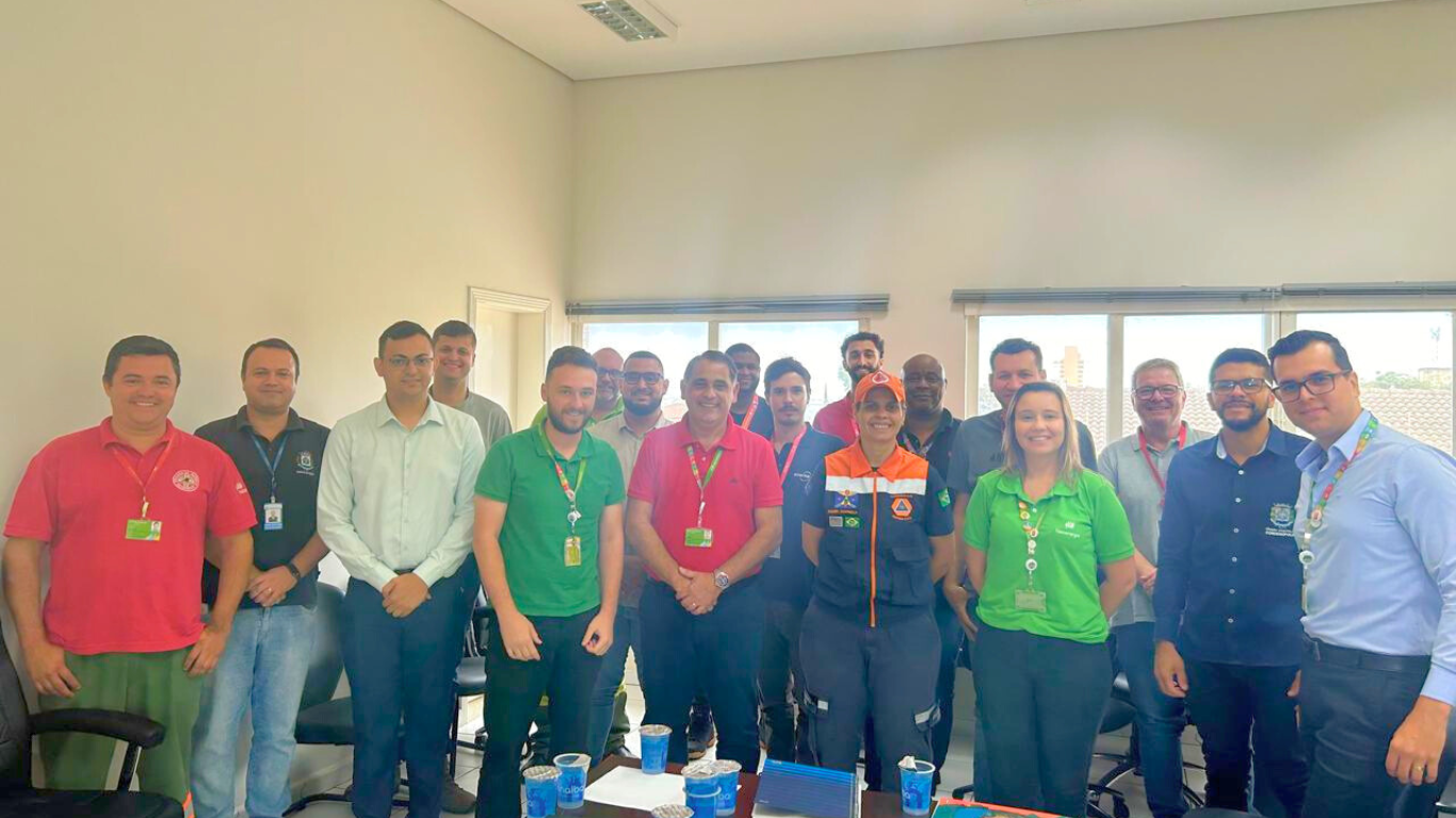 Imagem da notícia: Câmara Municipal Realiza Reunião Multidisciplinar para Solucionar Questão de Fios Soltos na Cidade