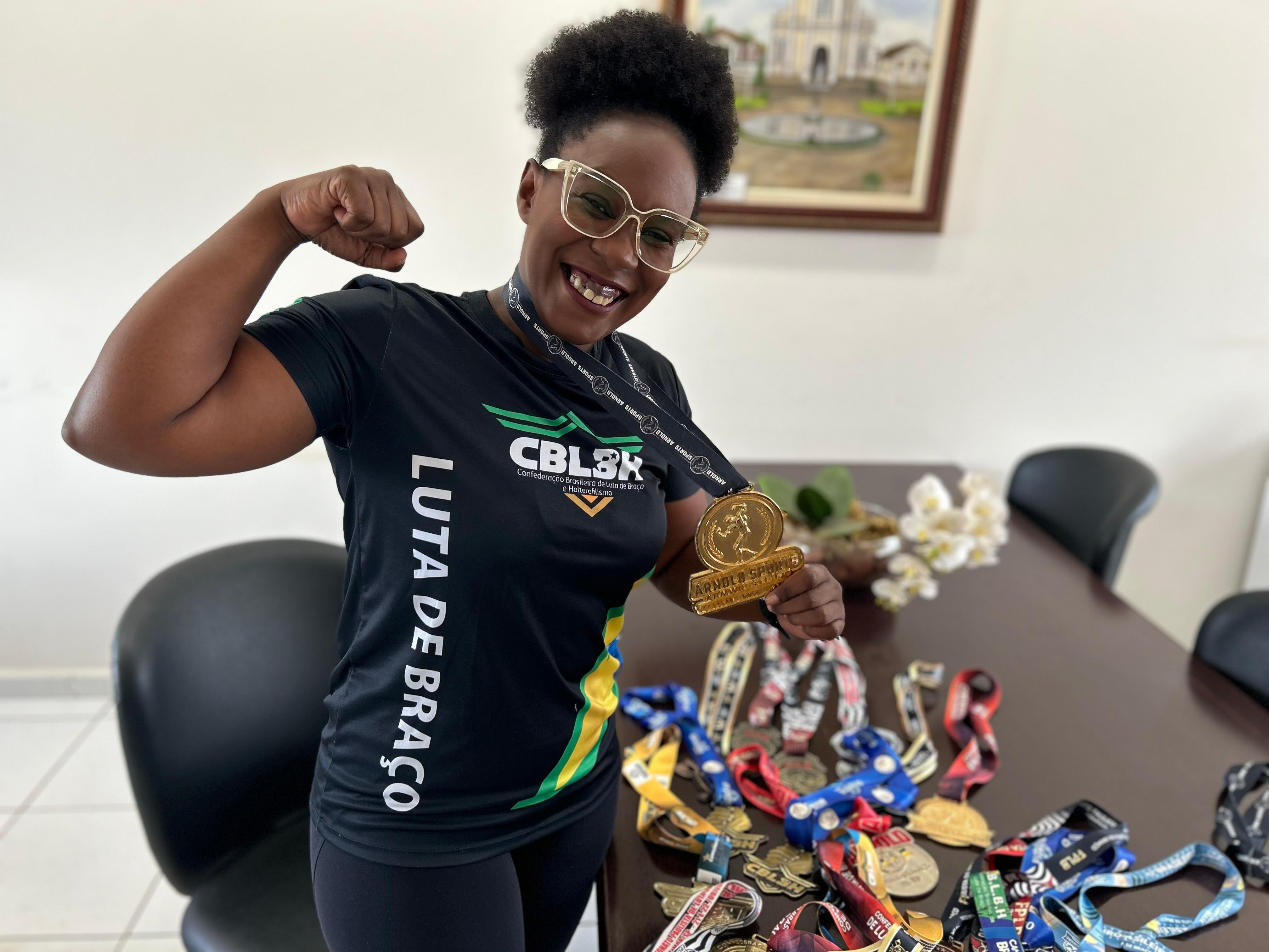 Imagem da notícia: Atleta de Cordeirópolis, campeã nacional em queda de braço, se prepara para competição estadual de olho em campeonato internacional