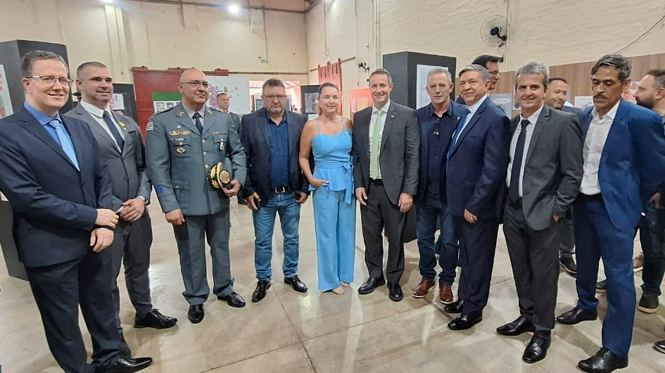 Imagem da notícia: Vereadores participam de solenidade ao lado do secretário de Segurança do Estado, Guilherme Derrite