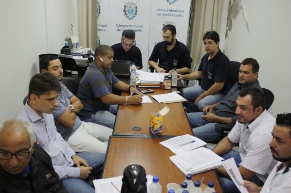 Imagem da notícia: Envelopes são recebidos pela comissão de licitações