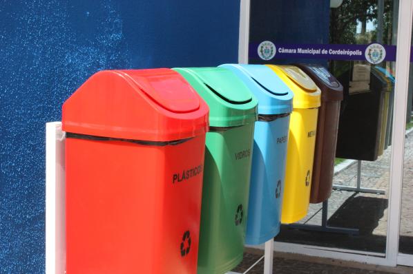 Imagem da notícia: Câmara instala lixeiras de coleta seletiva